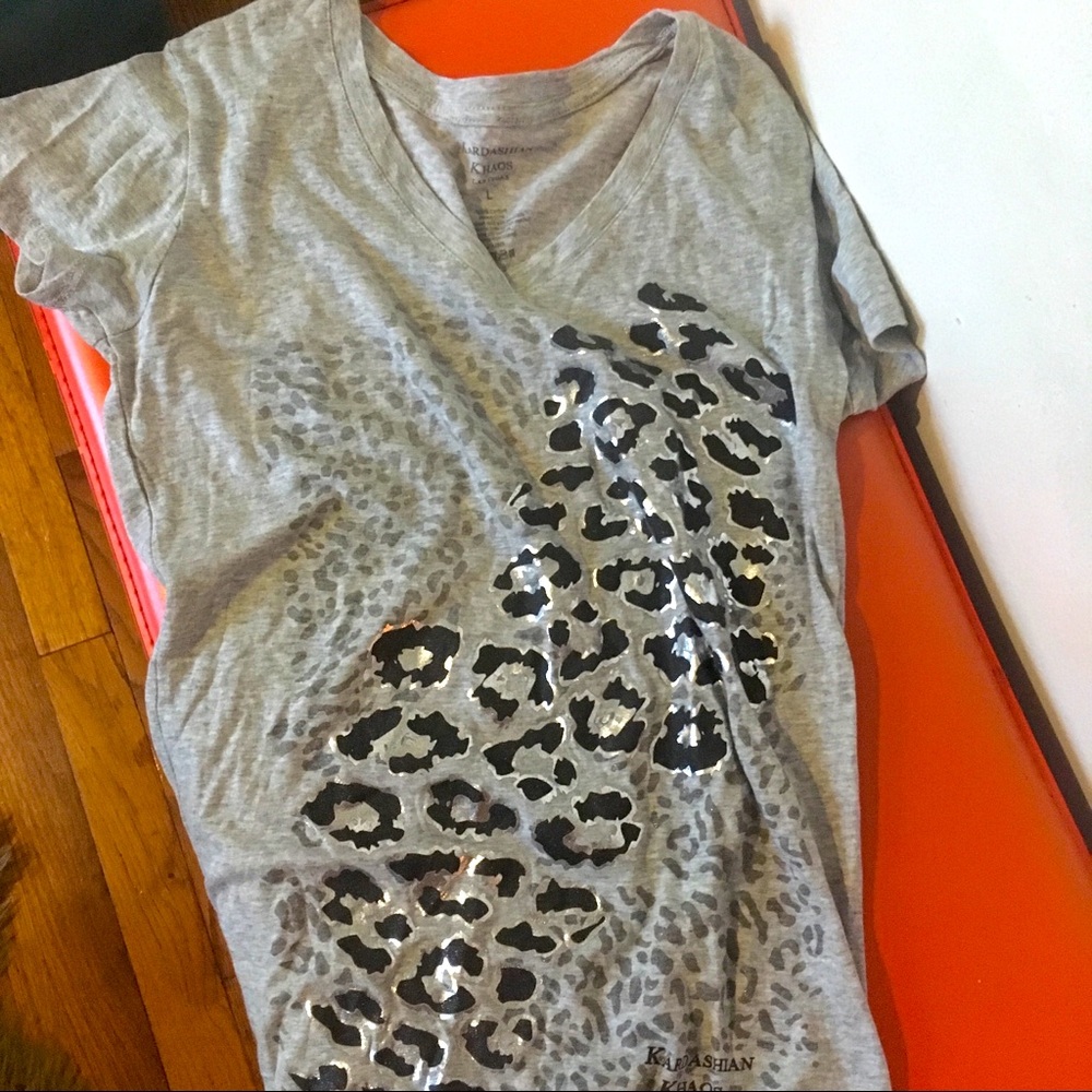 KARDASHIAN KHAOS V neck leopard T
